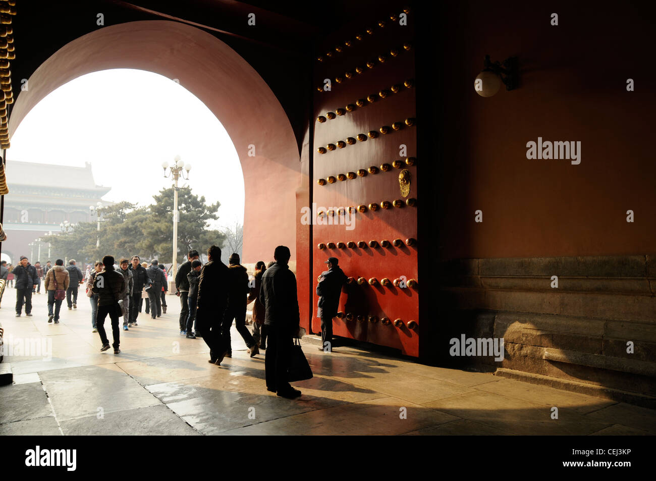 Guardando attraverso la porta della pace celeste verso Piazza Tiananmen. Pechino, Cina Foto Stock