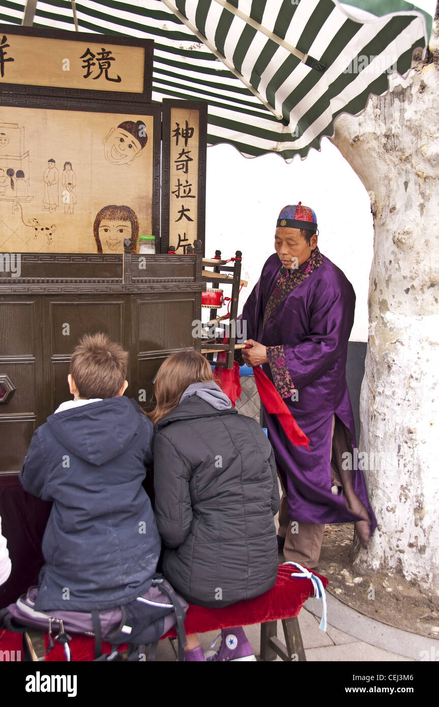 I bambini guardando un cinese tradizionale spettacolo di marionette - Suzhou (Cina) Foto Stock