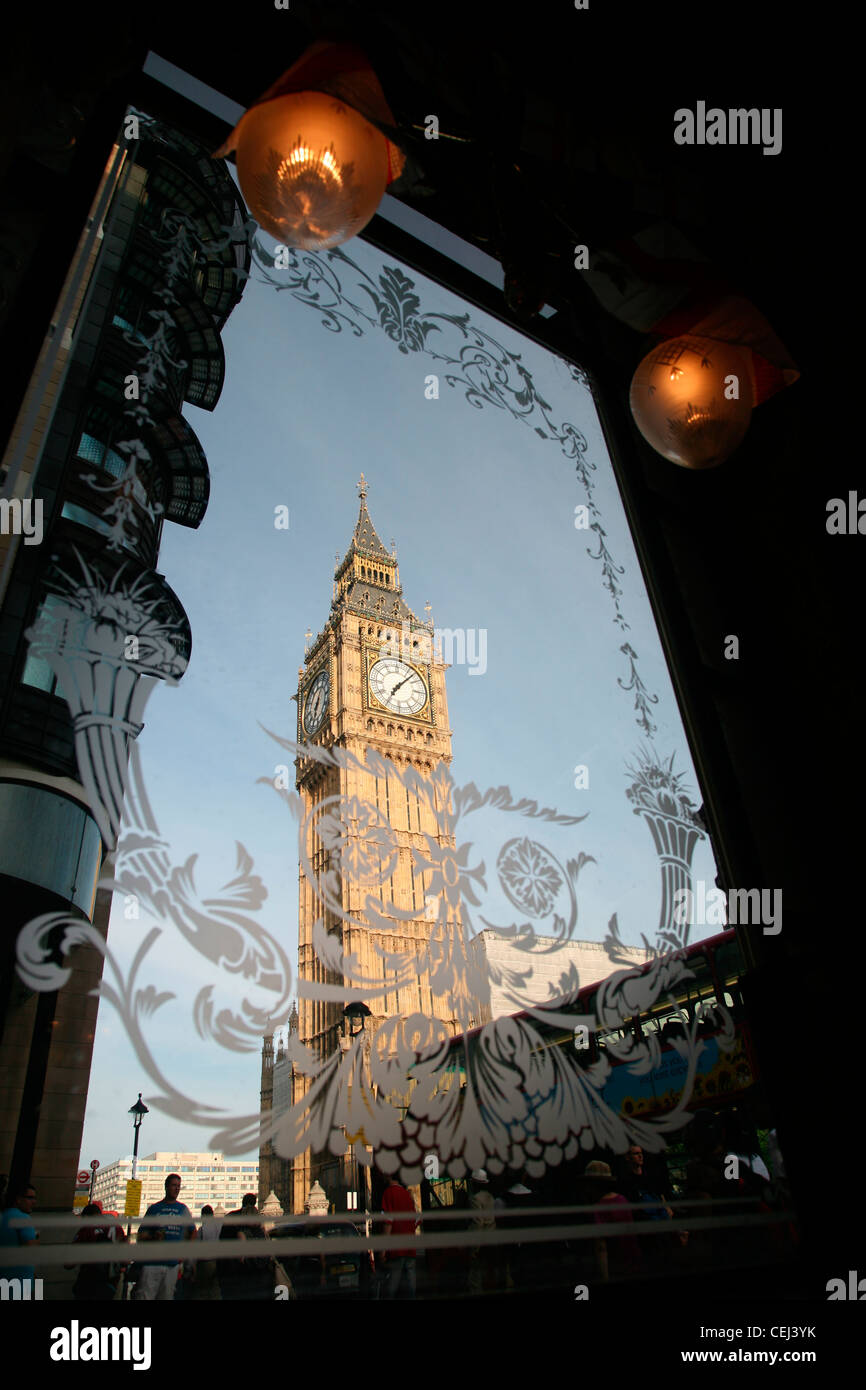 Vista del Big Ben attraverso la finestra di un pubblico locale House, London, Regno Unito. Foto Stock