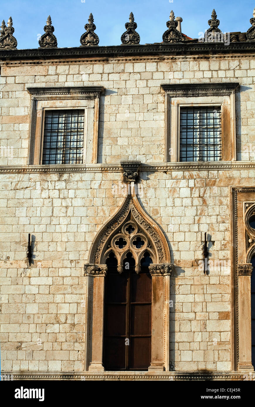 Il Palazzo Sponza che mostra il dettaglio del gotico veneziano Windows Dubrovnik Dalmazia Croazia Foto Stock