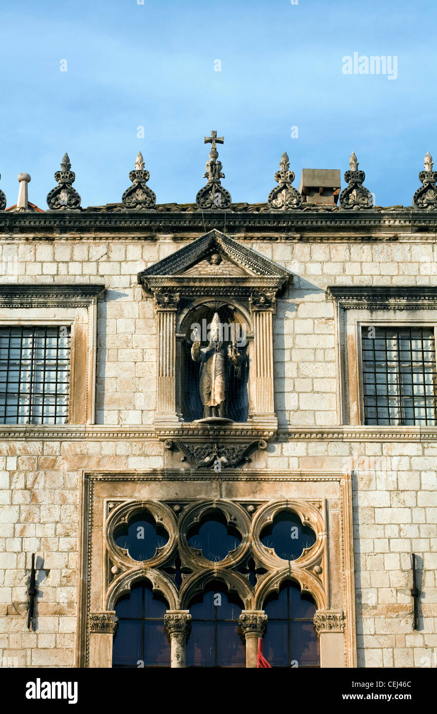 Il Palazzo Sponza che mostra il dettaglio del gotico veneziano di Windows e la statua di San Biagio Dubrovnik Dalmazia Croazia Foto Stock