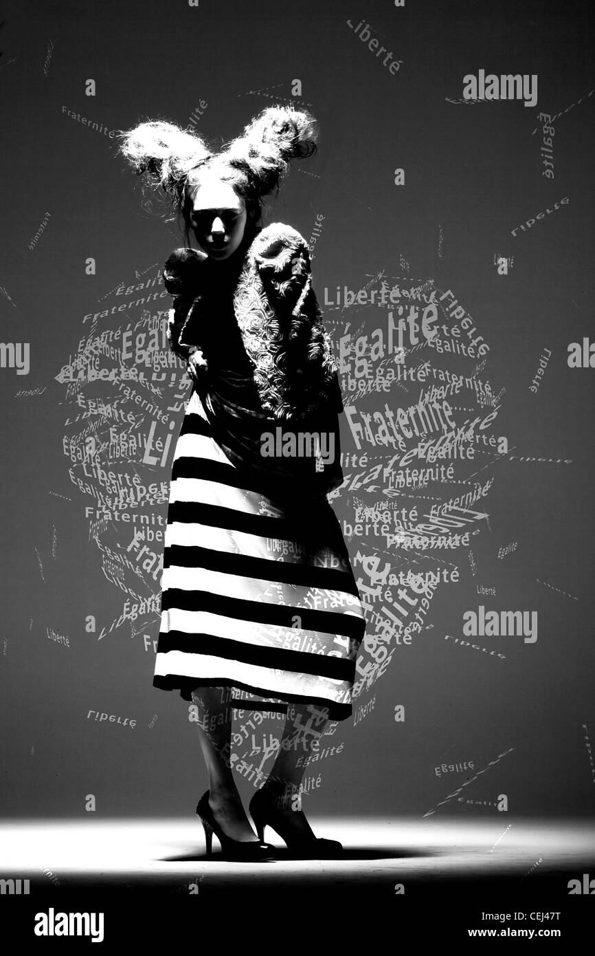 Studio shot di un bianco europea femminile in studio indossando abiti alla moda Foto Stock
