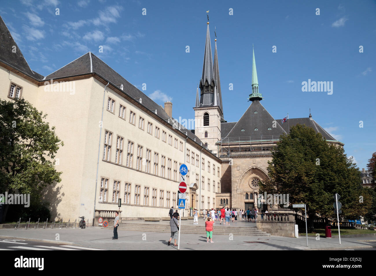 Vista verso la cattedrale della Beata Vergine (Cathedrale Notre-Dame), la città di Lussemburgo, Lussemburgo. Foto Stock