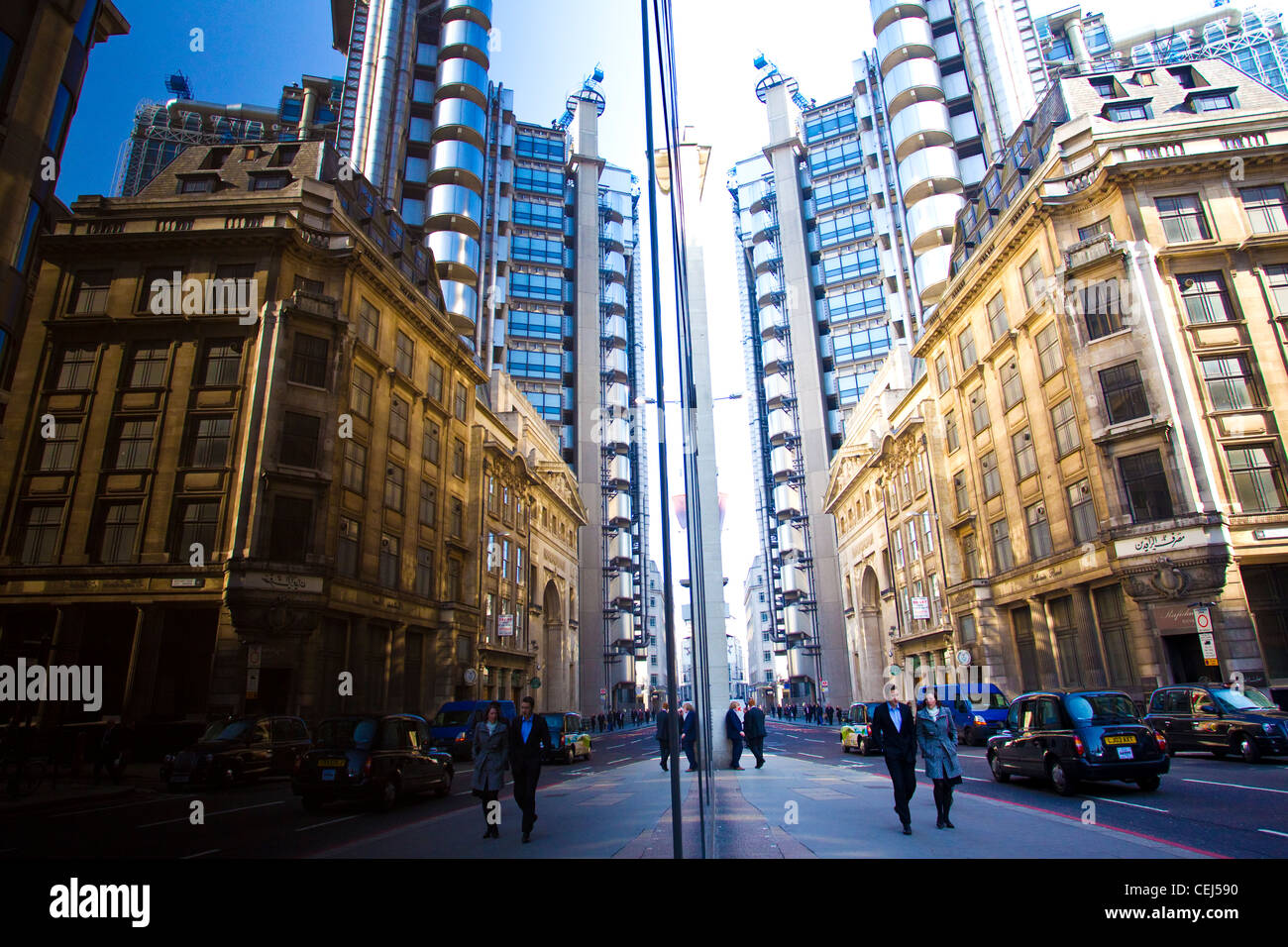 La riflessione di Lloyd's edificio sulla strada Leadenhall building City di Londra. Foto Stock
