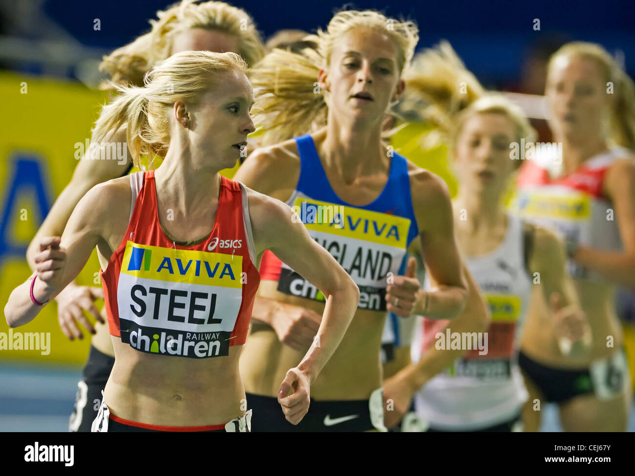 Acciaio Gemma prende un rapido sguardo sulla sua spalla durante la 3000m a l'Aviva Indoor prove del Regno Unito e dei campionati Foto Stock