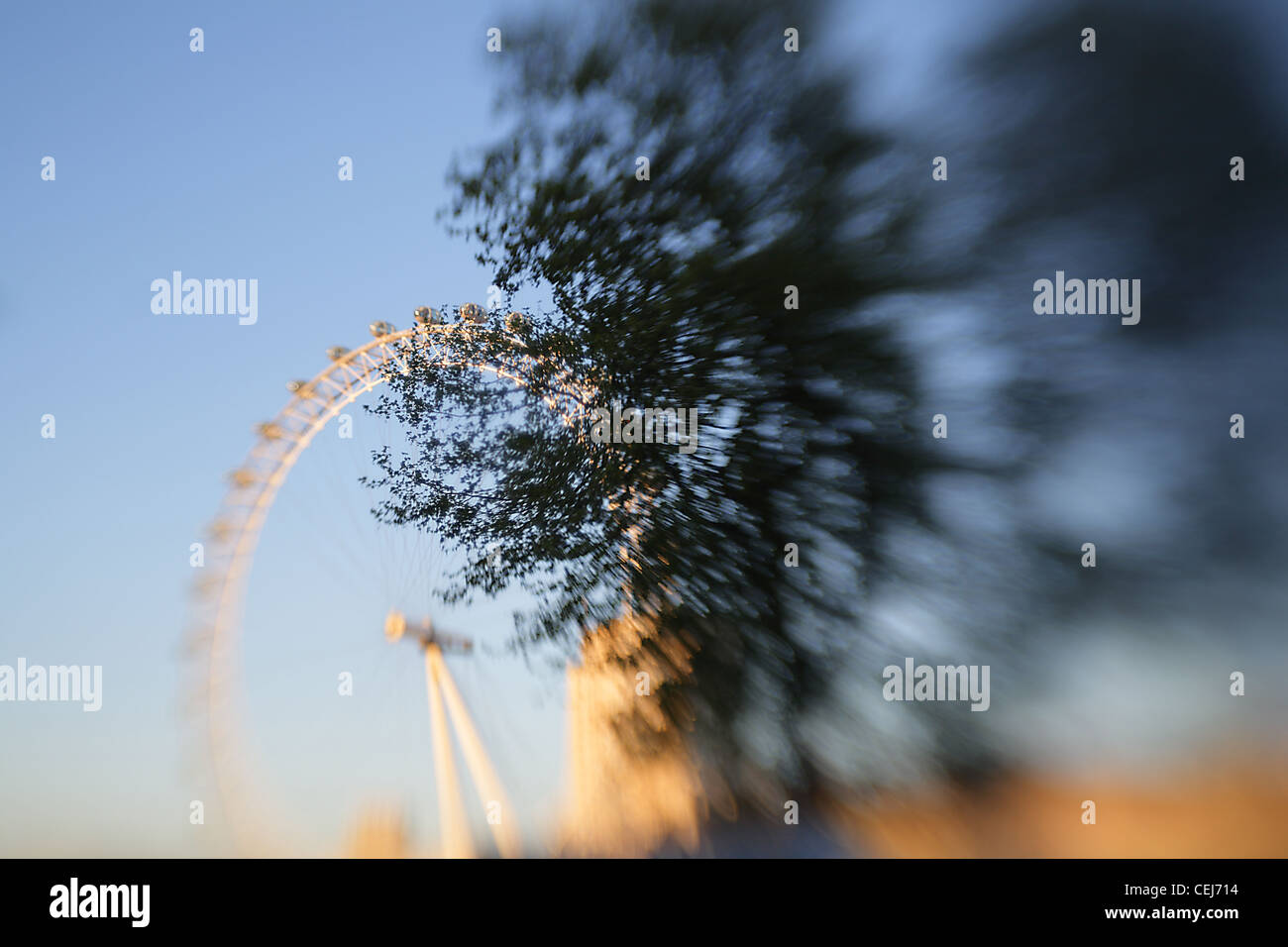 Una in bianco e nero e colore fotografia del London Eye e il Big Ben, non ci sono persone in tiro. Foto Stock