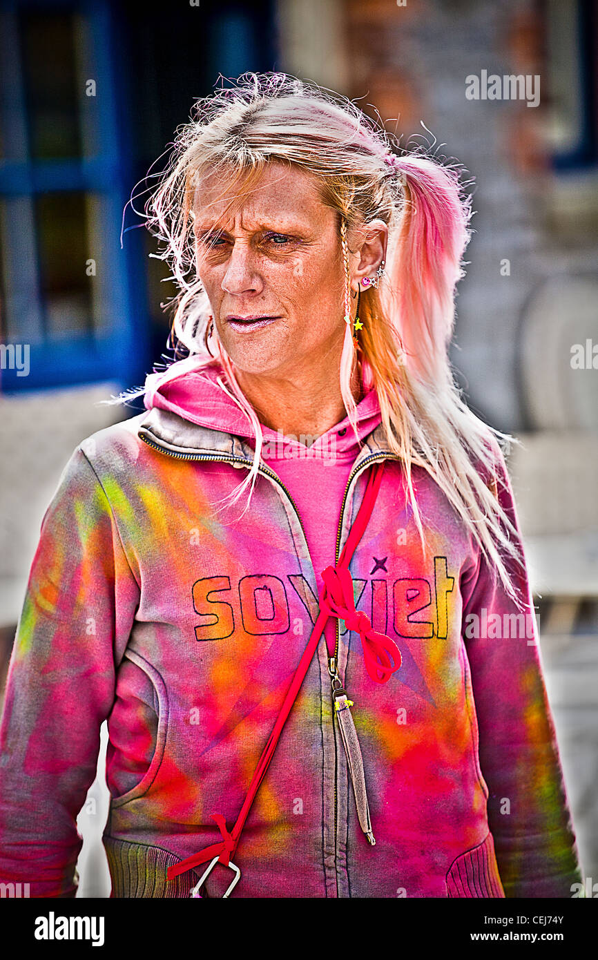 Donna di strada. Luminose vestiti alla moda. Capelli rosa. Persone di mezza età street fashion Foto Stock