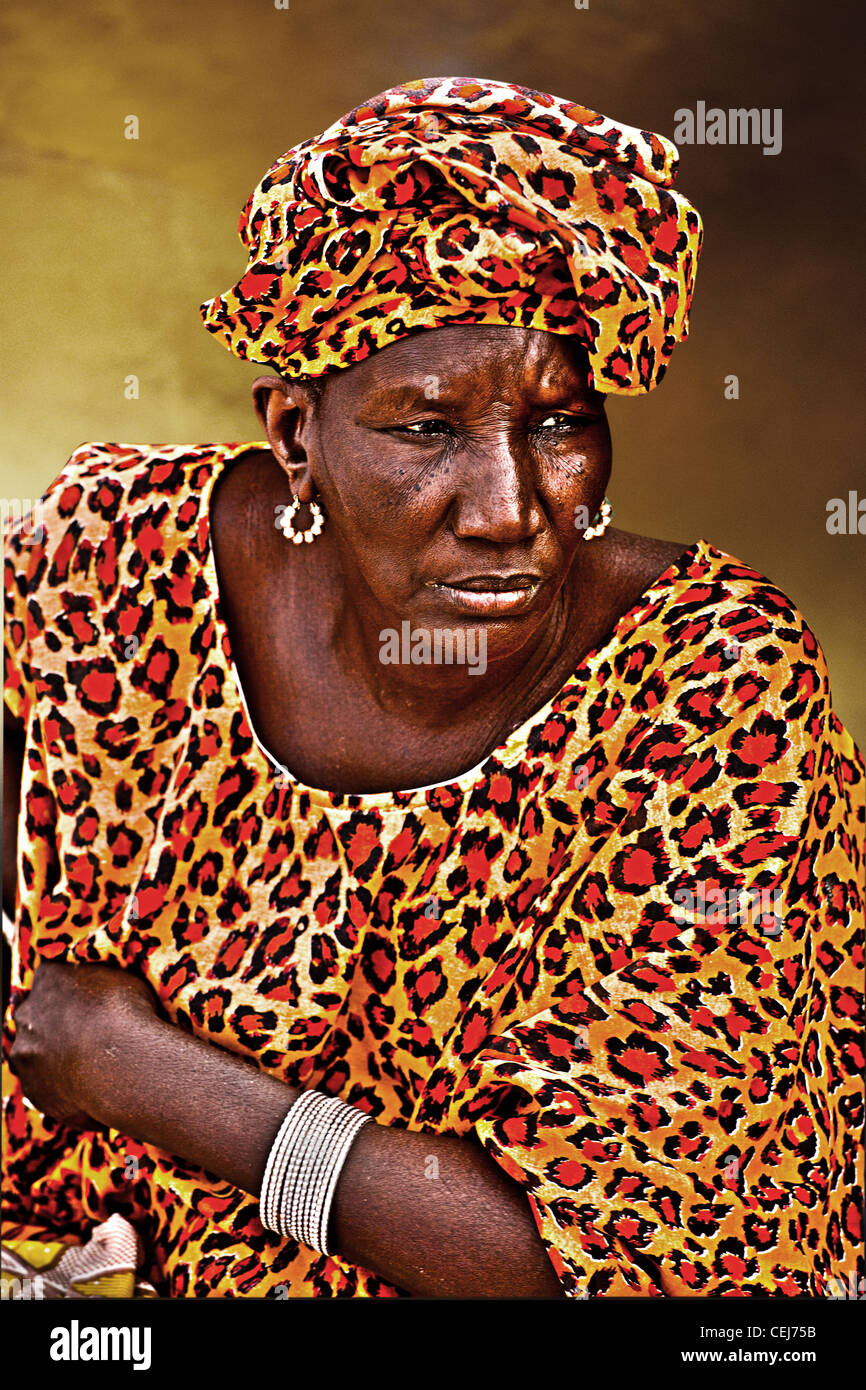 Un ritratto a colori di un African uomo/donna/bambino in Gambia,l'Africa. La fotografia è in un formato ritratto. Foto Stock