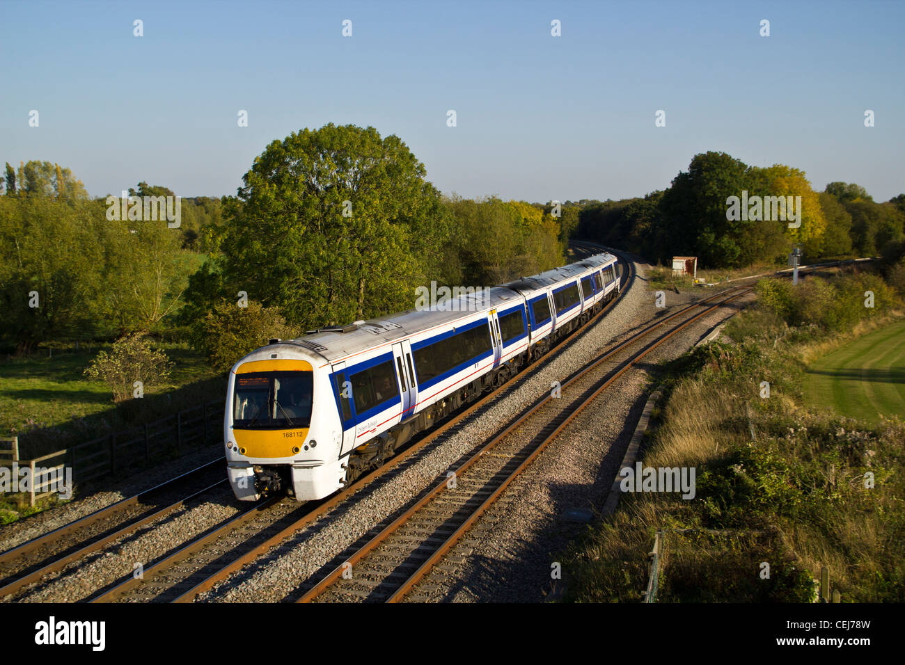 Chiltern del treno passa per la DMU Hatton Nord jct vicino a Warwick con un London Marylebone - Birmingham Moor Street servizio. Foto Stock