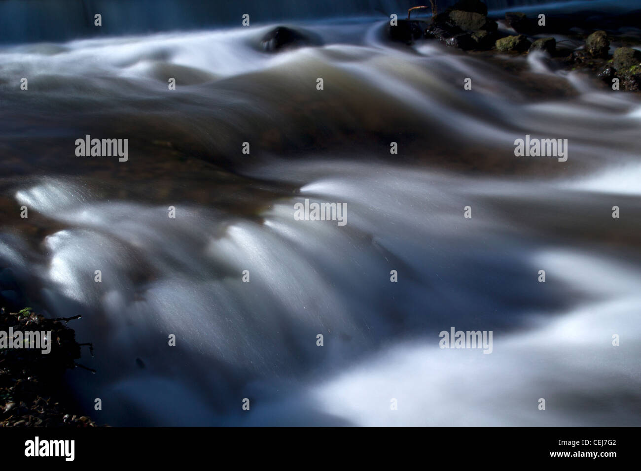 Acqua che scorre in Staunton Harold serbatoio (con LEE grande tappo filtro) Calke Abbey parkland (National Trust) Foto Stock