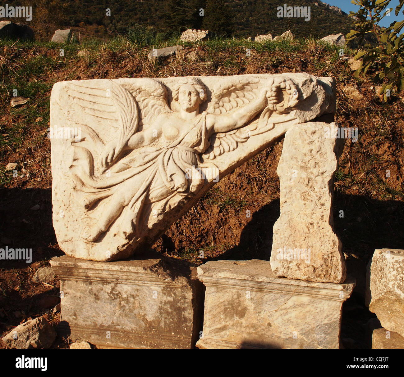 L'angelo scolpito di vittoria su un monumento in le antiche rovine di Efeso in Turchia Foto Stock