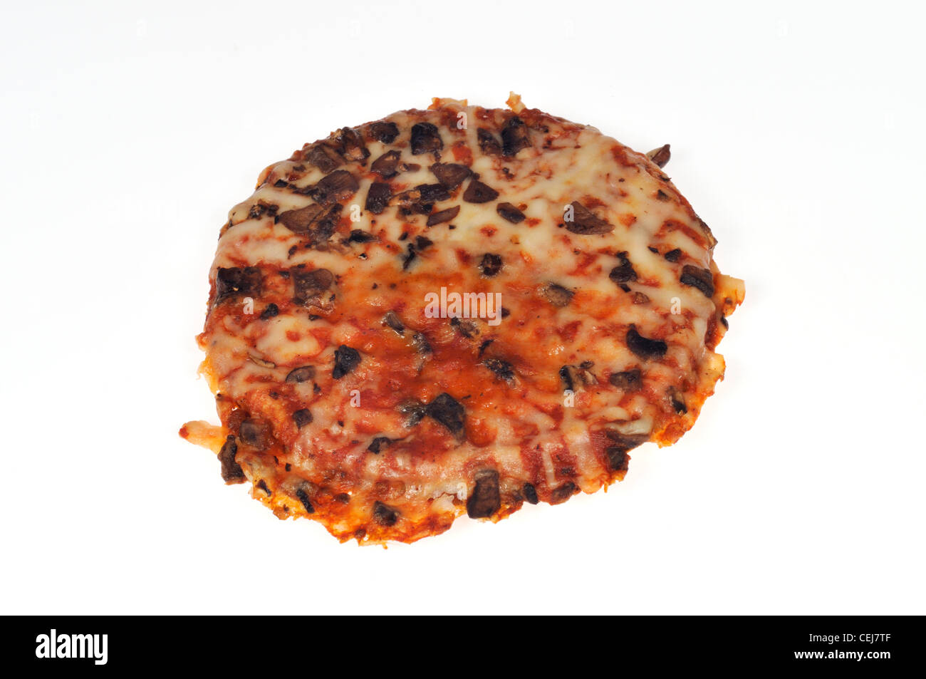 Cuocere la pizza a fungo su sfondo bianco intaglio Foto Stock