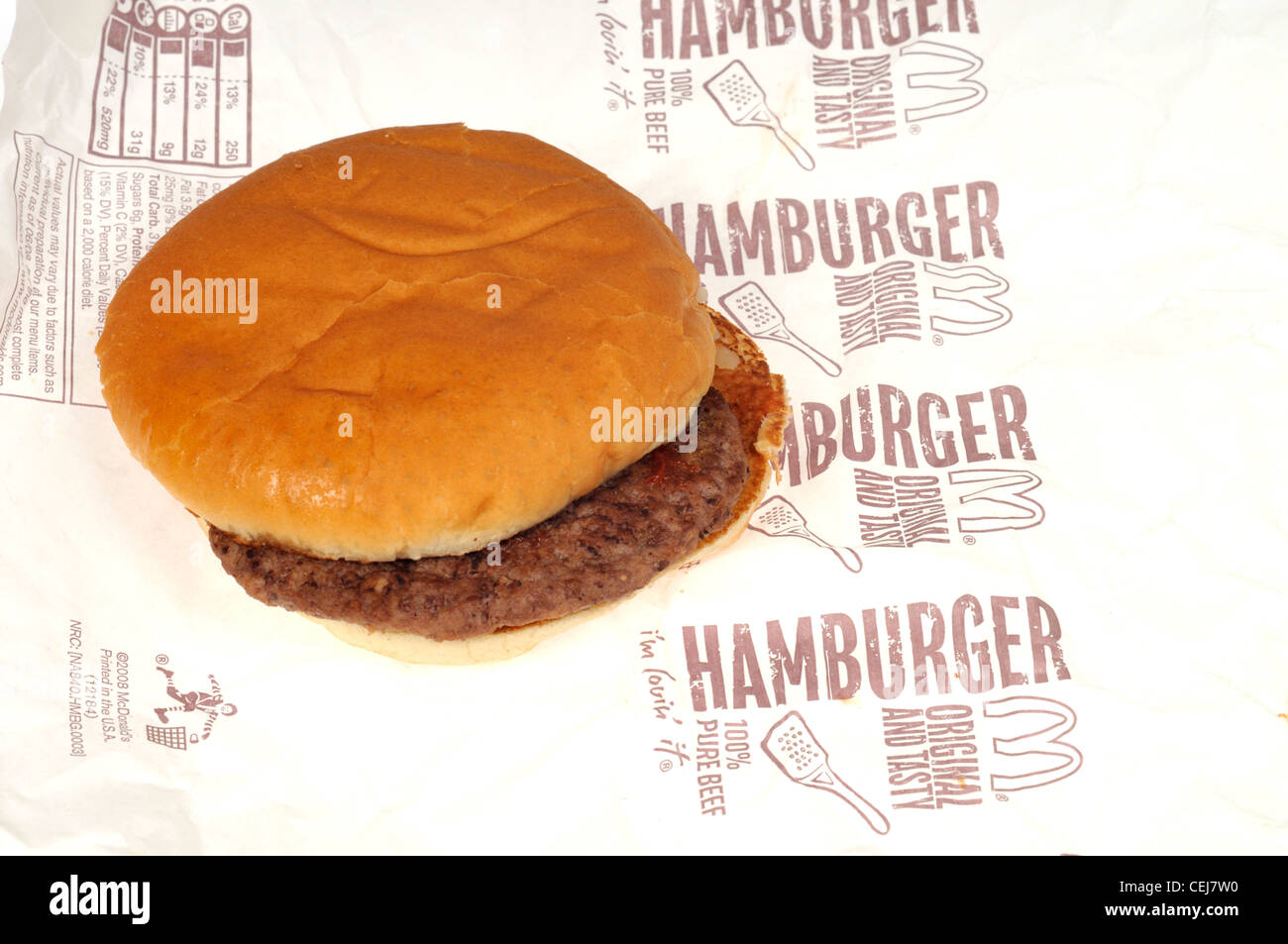 McDonalds hamburger in sul rullo avvolgitore di carta su sfondo bianco USA. Foto Stock