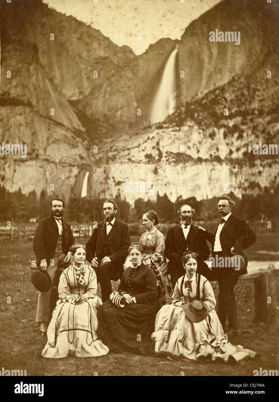 Circa 1880 foto Vittoriano di uomini e donne a Yosemite Falls nel Parco Nazionale di Yosemite in Sierra Nevada, in California, Stati Uniti d'America. Foto Stock
