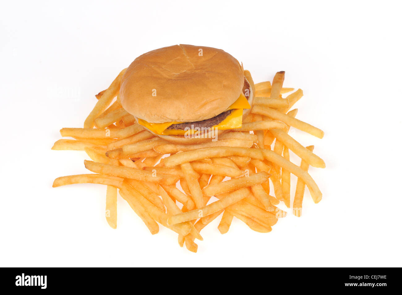 McDonald's double cheeseburger e patatine fritte o chip su sfondo bianco intaglio USA Foto Stock