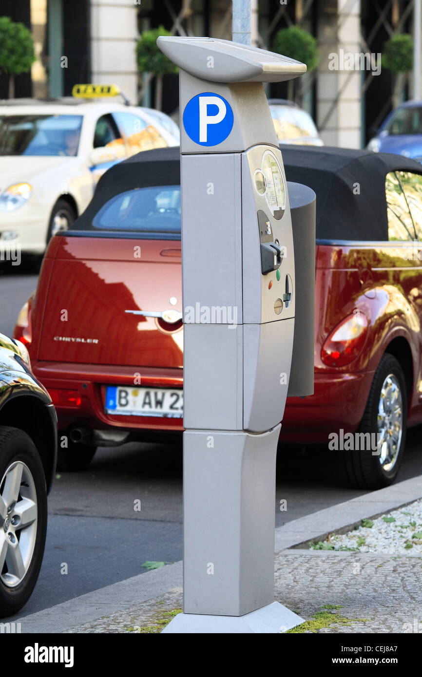 Moderno e i biglietti per il parcheggio macchina, Berlino, Germania Foto Stock