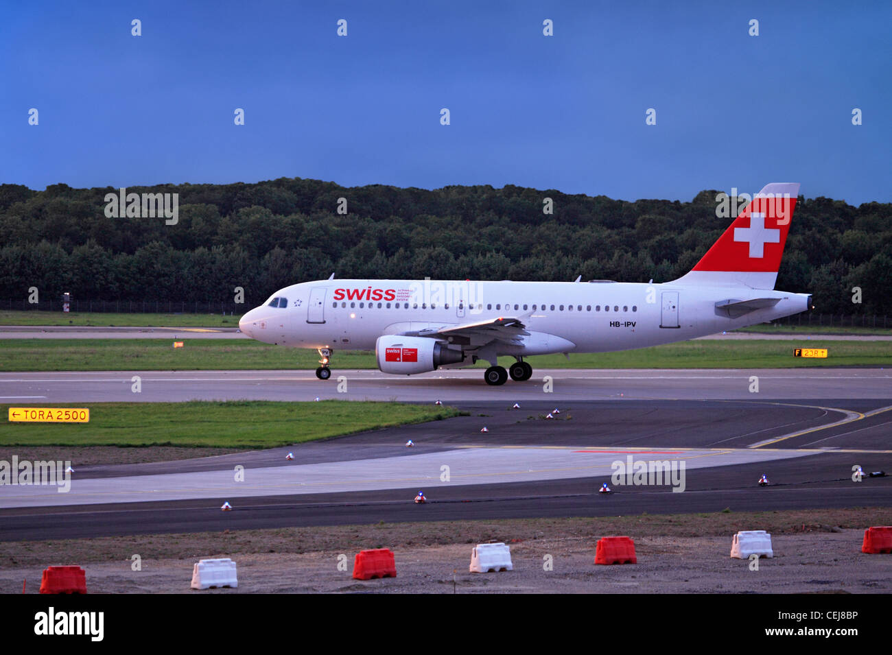 Aereo di linea (Swiss International Airlines) sulla pista all'Aeroporto Internazionale di Düsseldorf, Germania. Foto Stock
