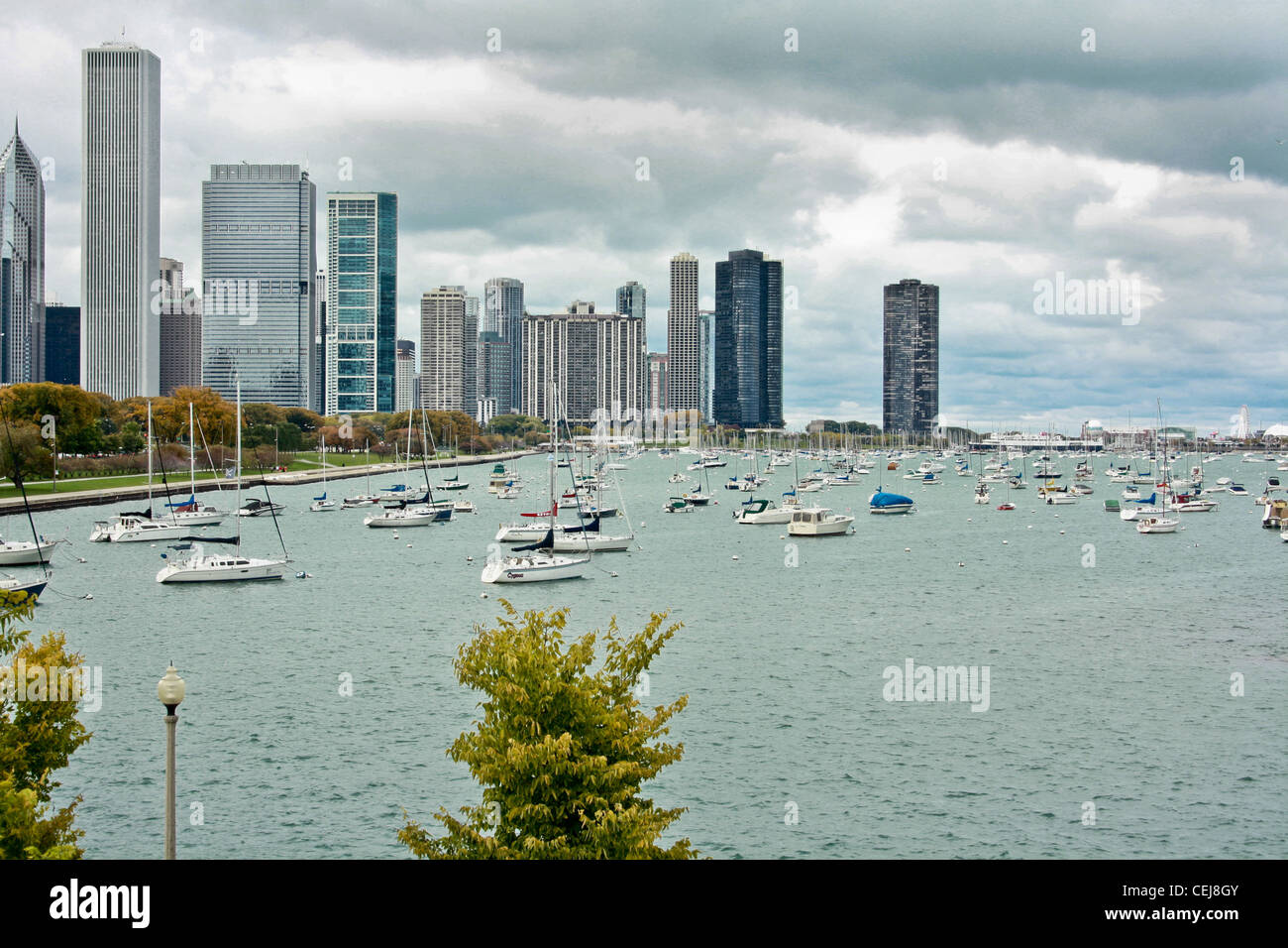 Sullo skyline di Chicago vicino alla riva del lago Michigan Foto Stock