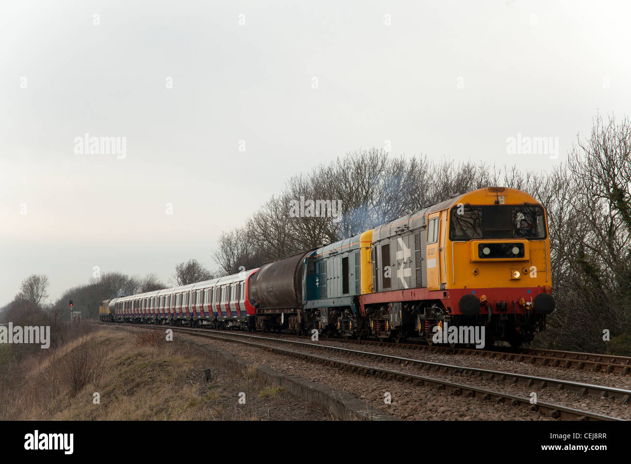 Il Bombardier costruito new London Underground S stock il treno attraversa il Leicester per Burton ferroviarie, lungo il tragitto per il test. Foto Stock