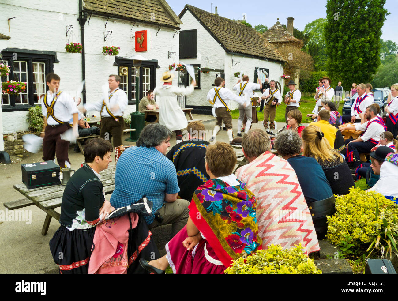 Morris ballare in un tradizionale pub inglese paese Inghilterra GB UK Europa Foto Stock