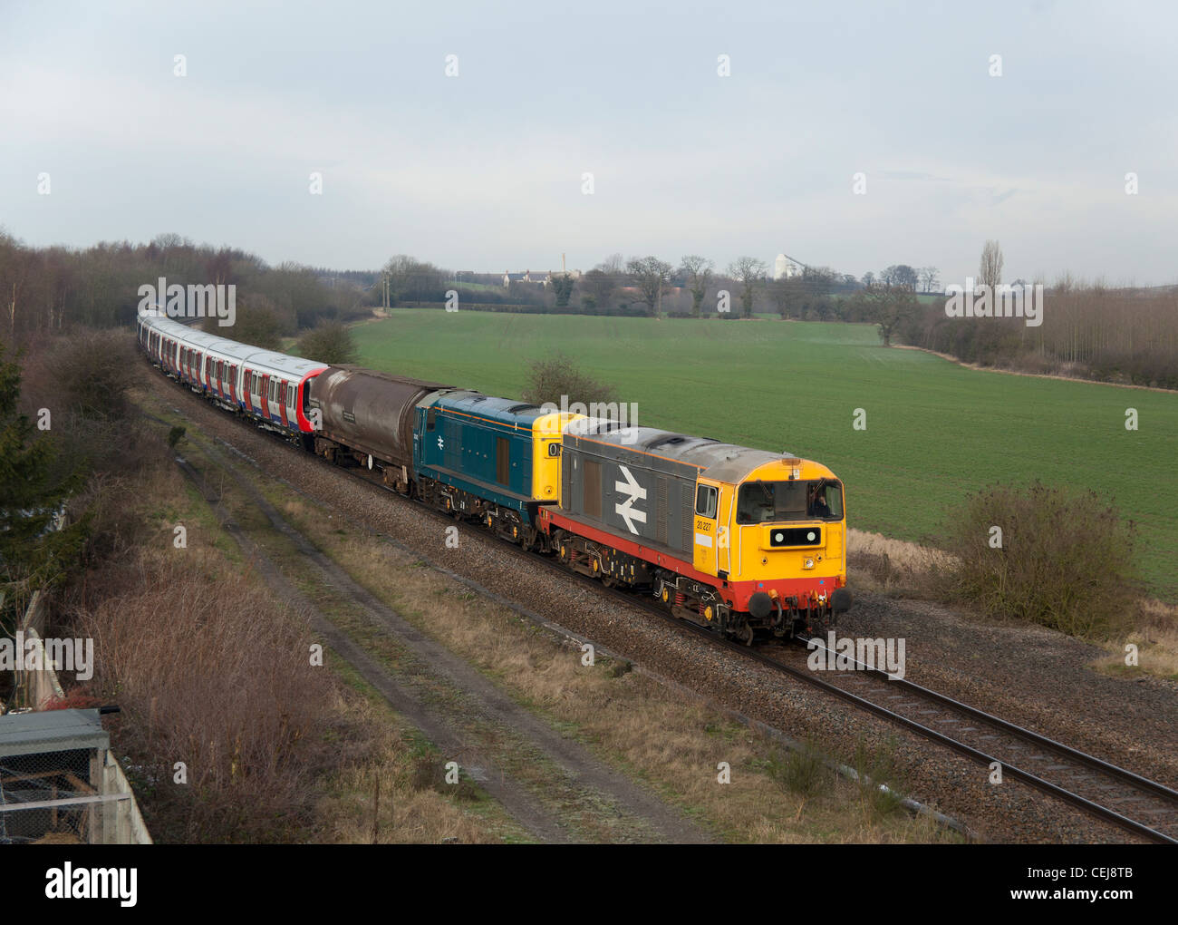 Il Bombardier costruito new London Underground S stock il treno attraversa il Leicester per Burton ferroviarie, lungo il tragitto per il test. Foto Stock