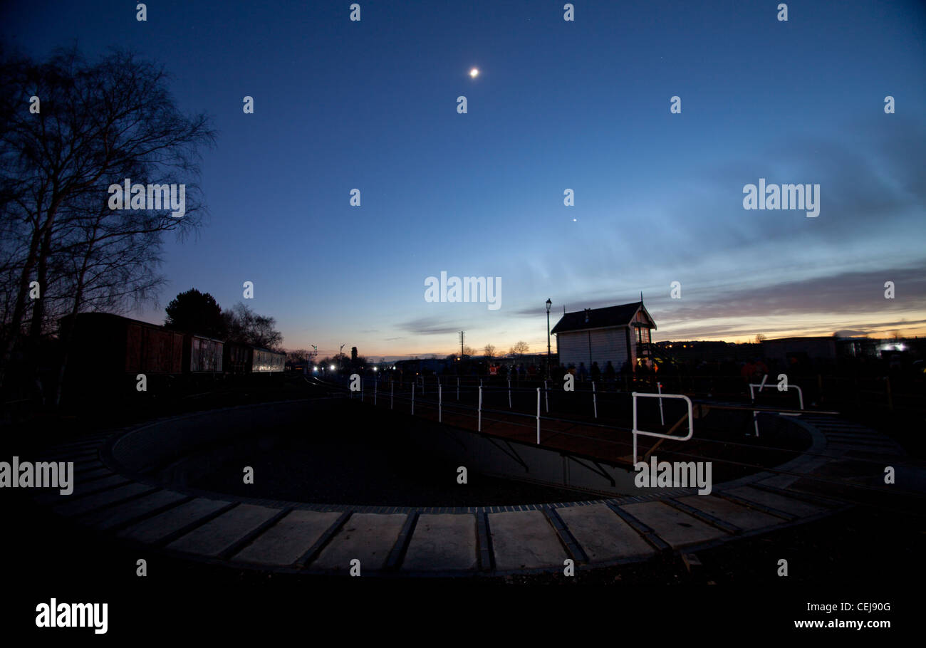 Vista notturna del treno a vapore/locomotive a vapore su Loughborough Great Central Railway capannone motore Foto Stock