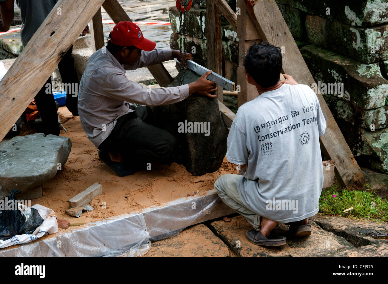 Lavoratori Khmer di ricostruire il Bayon, templi di Angkor, Siem Reap Provincia, Cambogia. Credito: Kraig Lieb Foto Stock