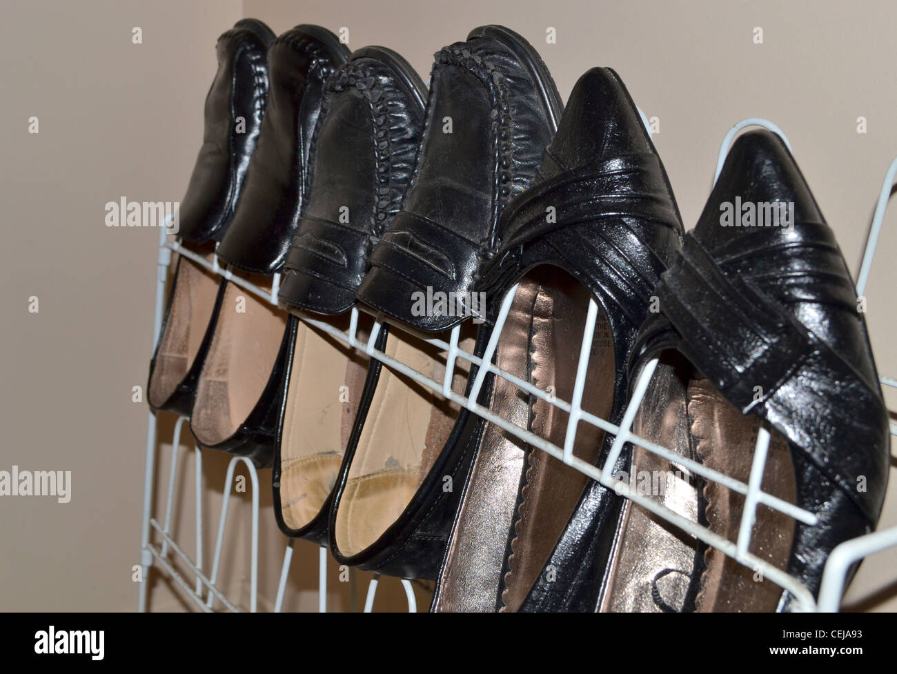 Scarpa rack con womens scarpe da lavoro Foto Stock