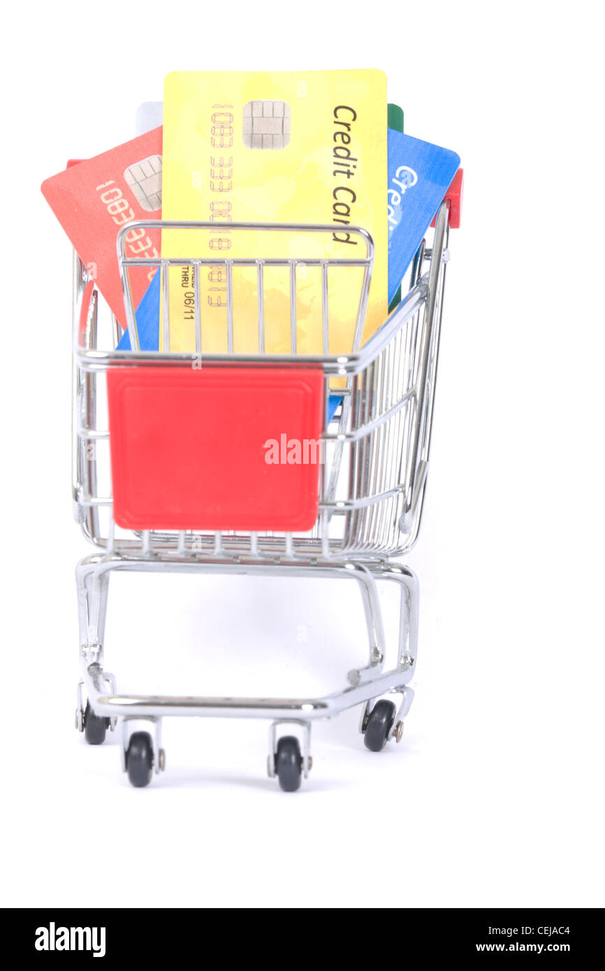 Metallo carrello di shopping e una carta di credito isolato su bianco Foto Stock