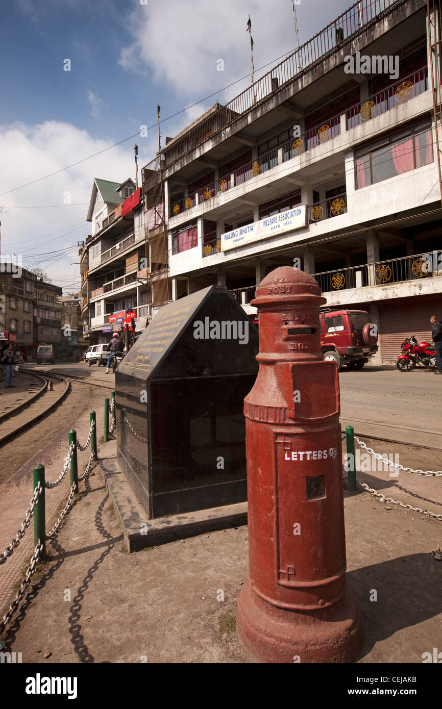 India Bengala Occidentale, Ghoom, Hill Cart Road, storico rosso pilastro postale box Foto Stock