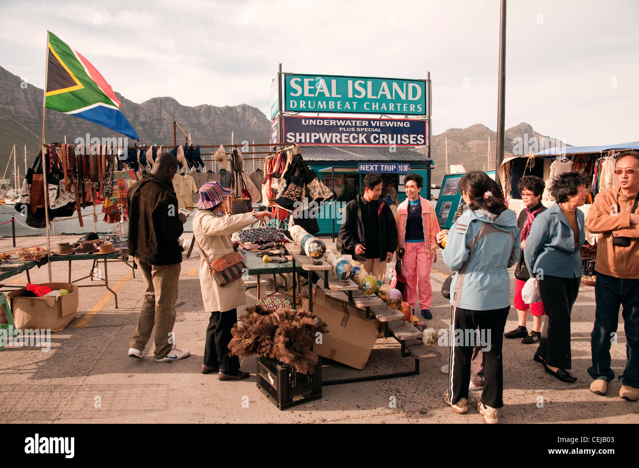 I turisti acquistare curiosità a Hout Bay Harbor,Cape Town,Provincia del Capo occidentale Foto Stock