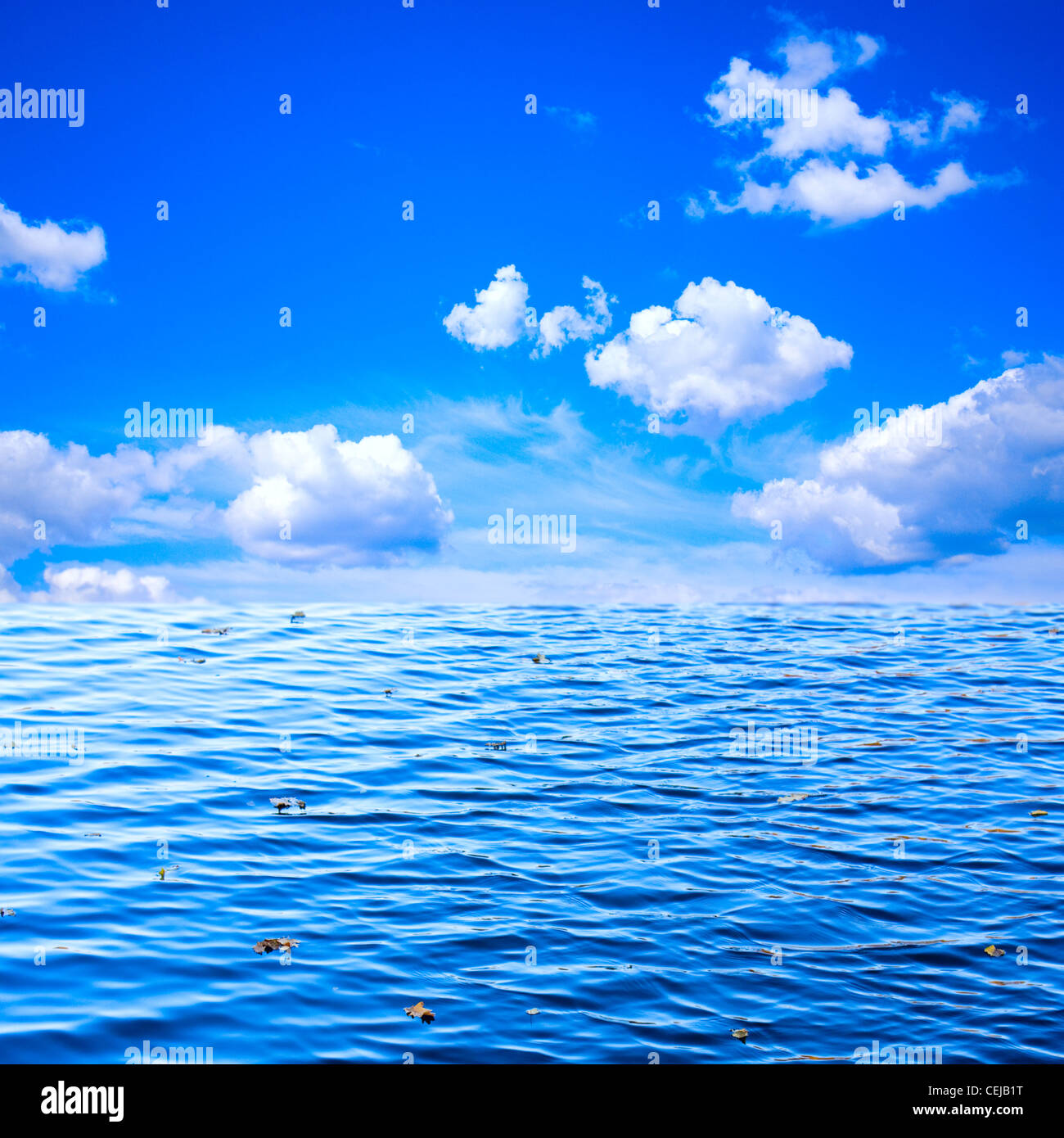 Bellissima vista del cielo blu con nuvole bianche e mare come sfondo per la progettazione Foto Stock