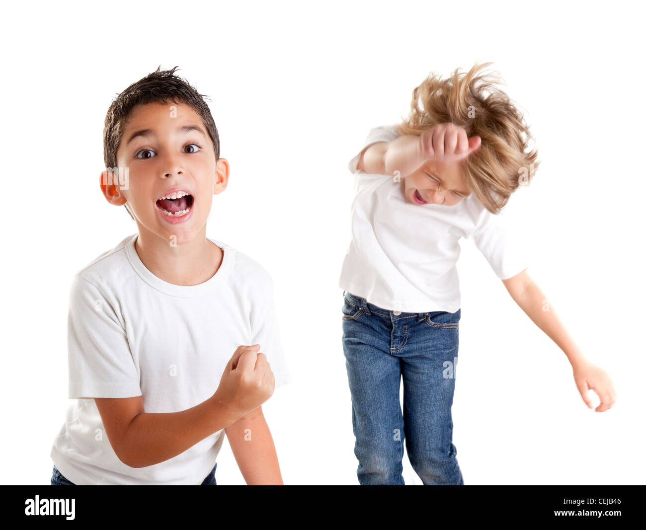 Emozionato i bambini felici i bambini urlando e vincitore gesto espressione su bianco Foto Stock