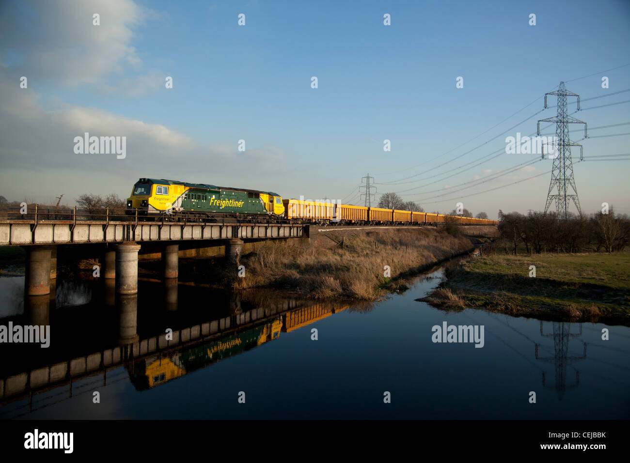 Freightliner classe 70 70016 prende a carico la guida della rete ferroviaria di zavorra sul fiume Soar a Normanton su Soar, Loughborough. Foto Stock