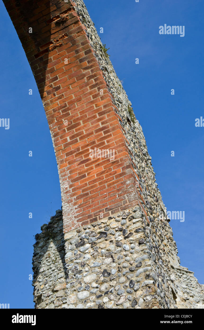 Arco in rovina a Wymondham Abbey, la Chiesa Parrocchiale di Santa Maria e San Tommaso di Canterbury, Norfolk, Inghilterra, Regno Unito. Foto Stock