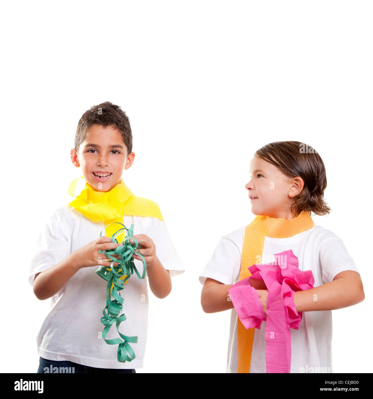 Due bambini i bambini in un partito con il disordine colorato del nastro di carta Foto Stock