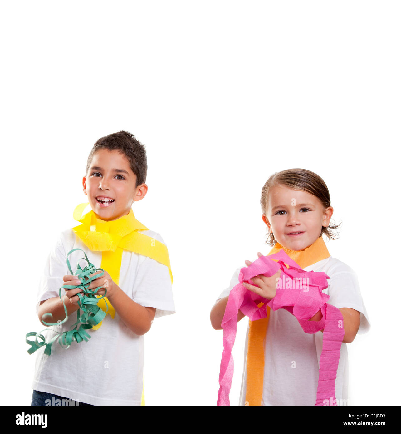 Due bambini i bambini in un partito con il disordine colorato del nastro di carta Foto Stock