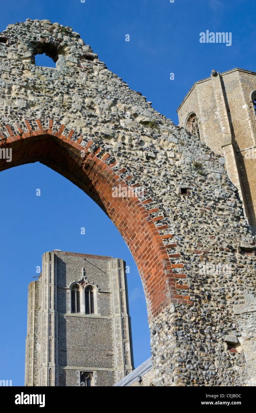 Wymondham Abbey, Norfolk, Inghilterra, visto da est e che mostra la parte centrale e ad ovest le torri. Foto Stock