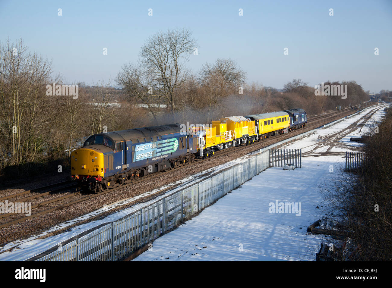 Direct Rail Services class 37's haul una nuova rete guida la neve e il gelo treno di fusione. Findern, Derby. Foto Stock