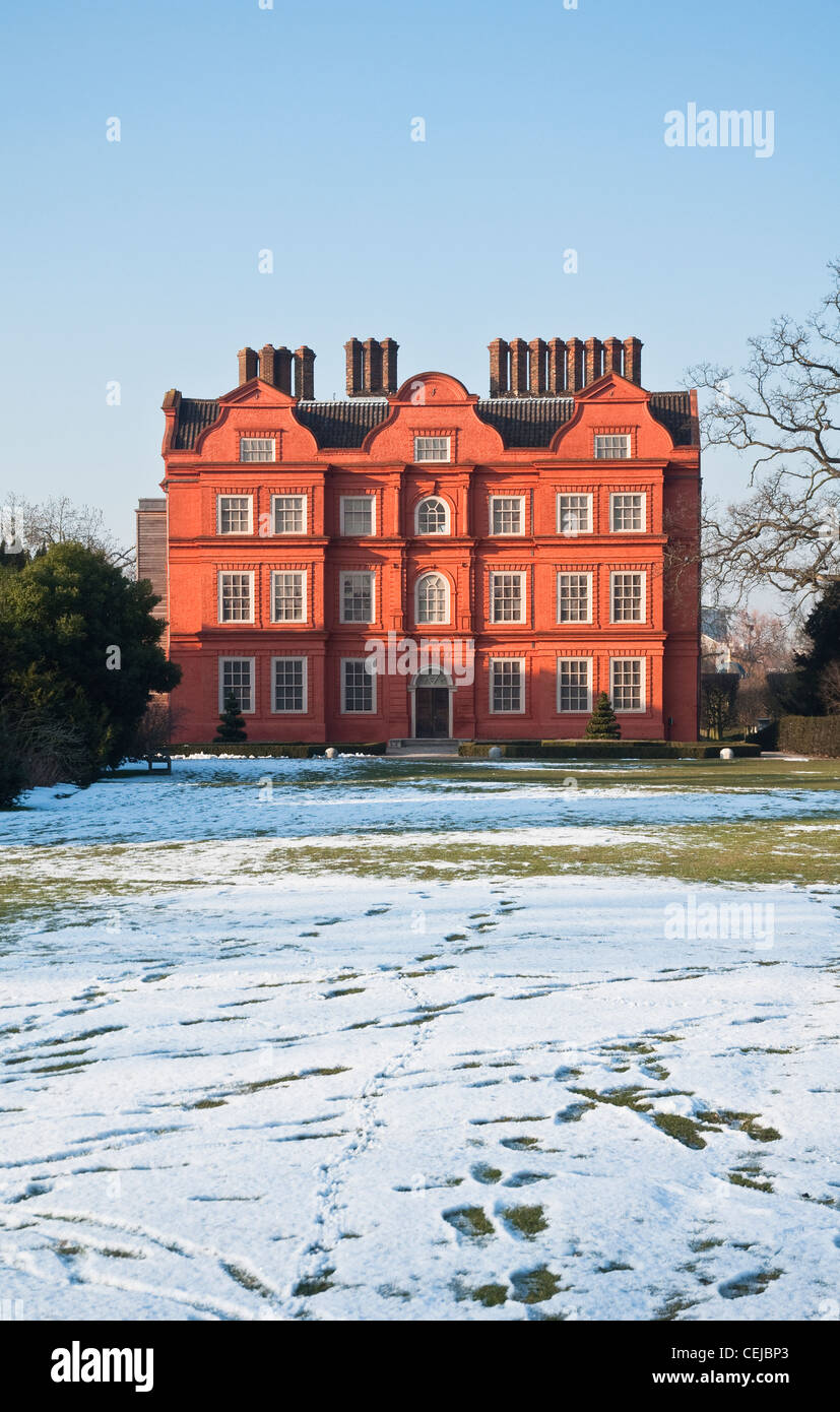 Il Royal Palace ( Kew Palace ) - un inverno con vista in primo piano nevoso - presso i Giardini di Kew, Surrey, Londra. Foto Stock
