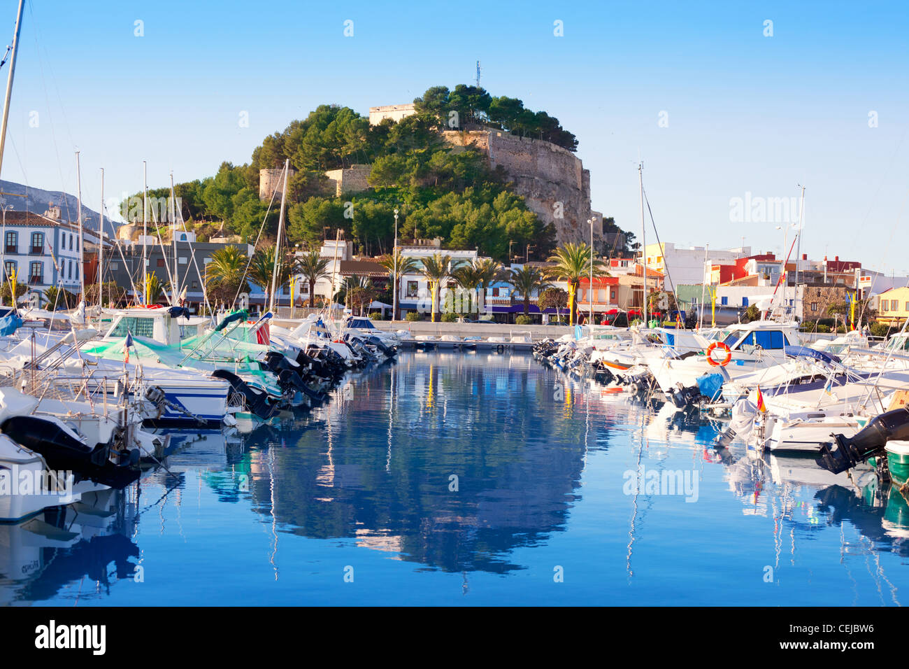 Denia porto mediterraneo villaggio con Castle Mountain e blu acqua di mare Foto Stock