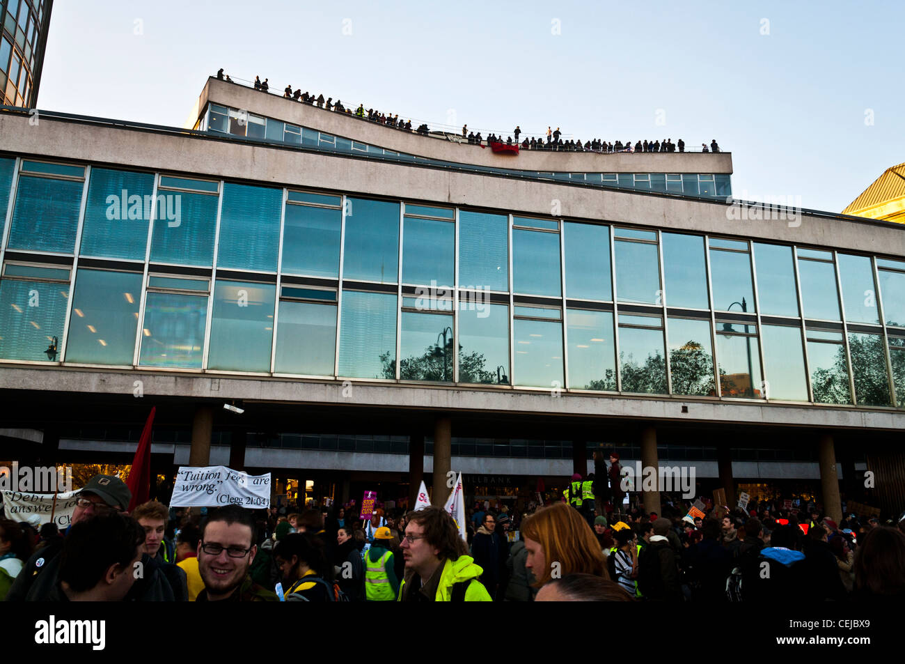 Studente manifestanti sul tetto di 30 Millbank (Tory HQ) durante la dimostrazione di NUS il 10 novembre 2010 Foto Stock