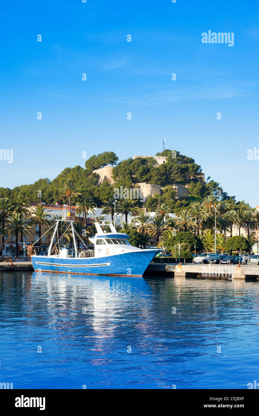 Denia porto mediterraneo villaggio con Castle Mountain e blu acqua di mare Foto Stock