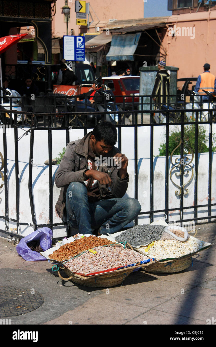 Venditore ambulante di Marrakech, Marocco, dadi di vendita Foto Stock