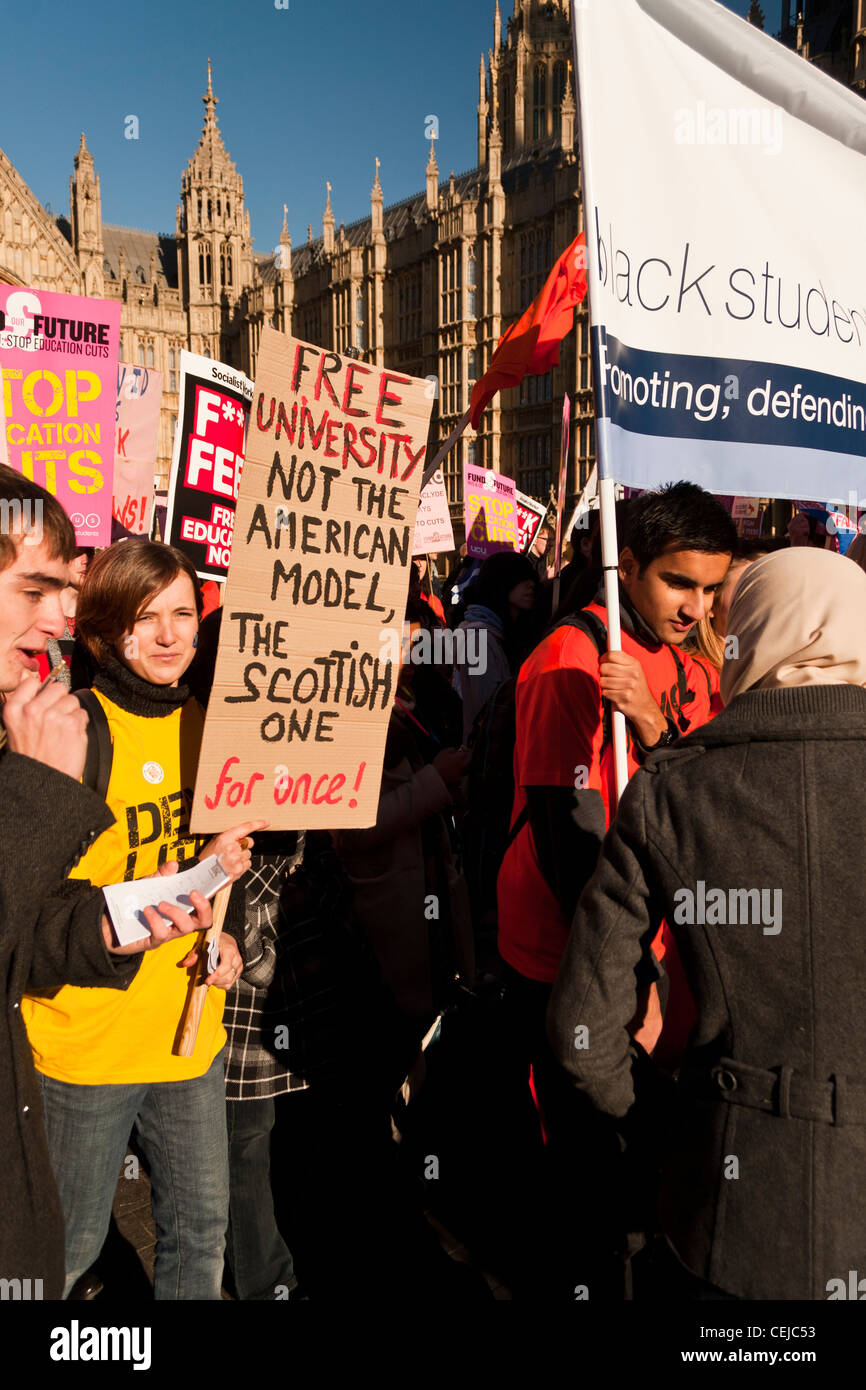 Studente manifestanti vicino alla casa del parlamento di Londra il Nus protesta contro la tassa di iscrizione sorge su 10 Novembre 2010 Foto Stock