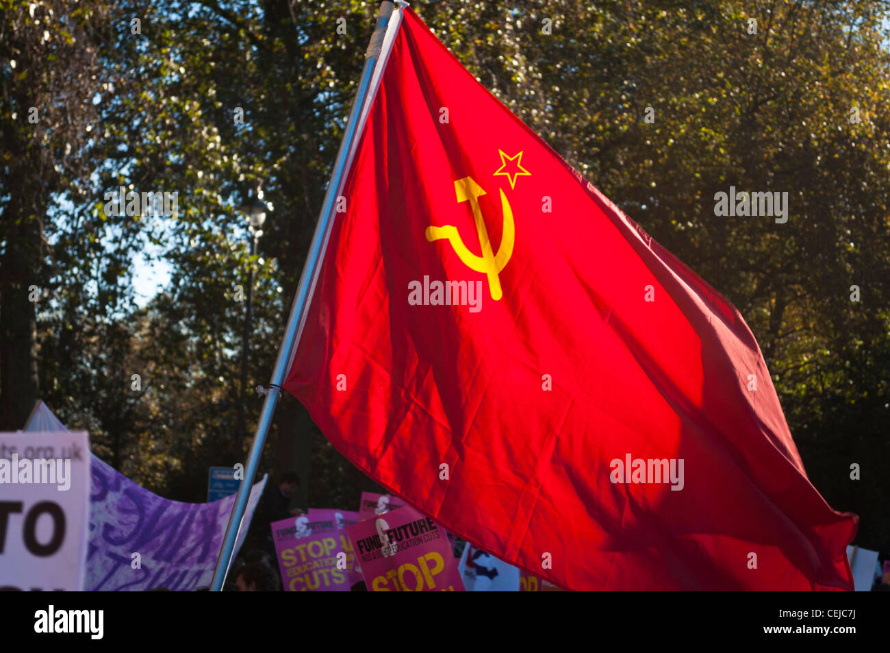 Red Flag comunista con la falce e martello e una stella su una protesta studentesca a Londra il 10 novembre 2010. Foto Stock