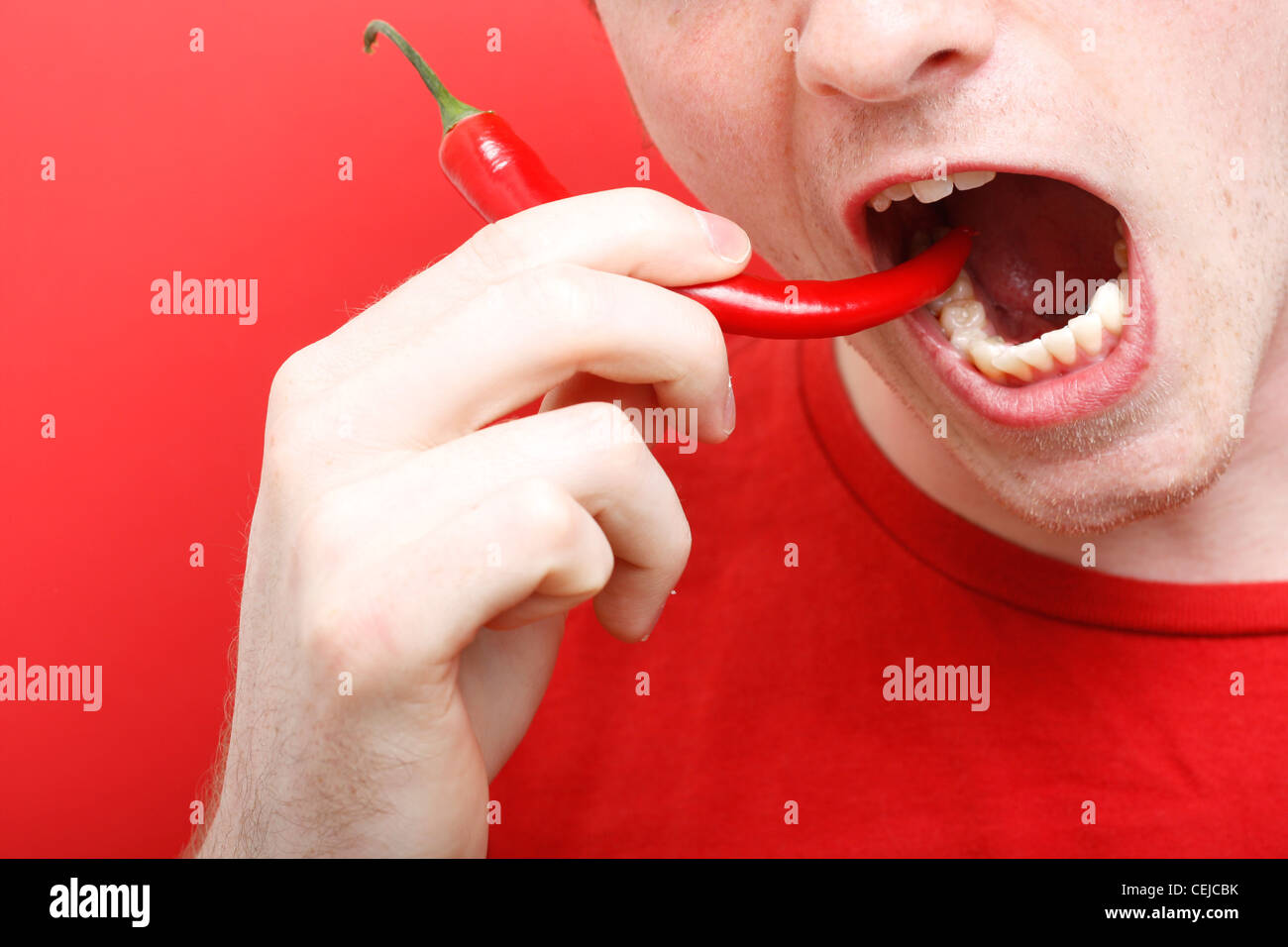 Un uomo mangiare peperoncino Foto Stock