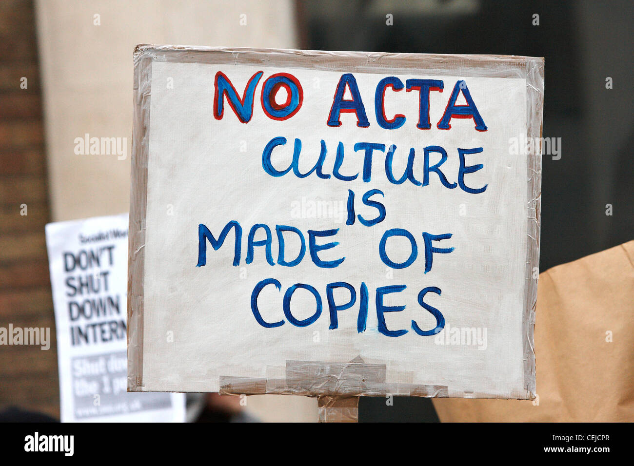 Protesta contro un controverso copyright accordo ACTA o a un accordo commerciale anticontraffazione fuori British Music House Foto Stock
