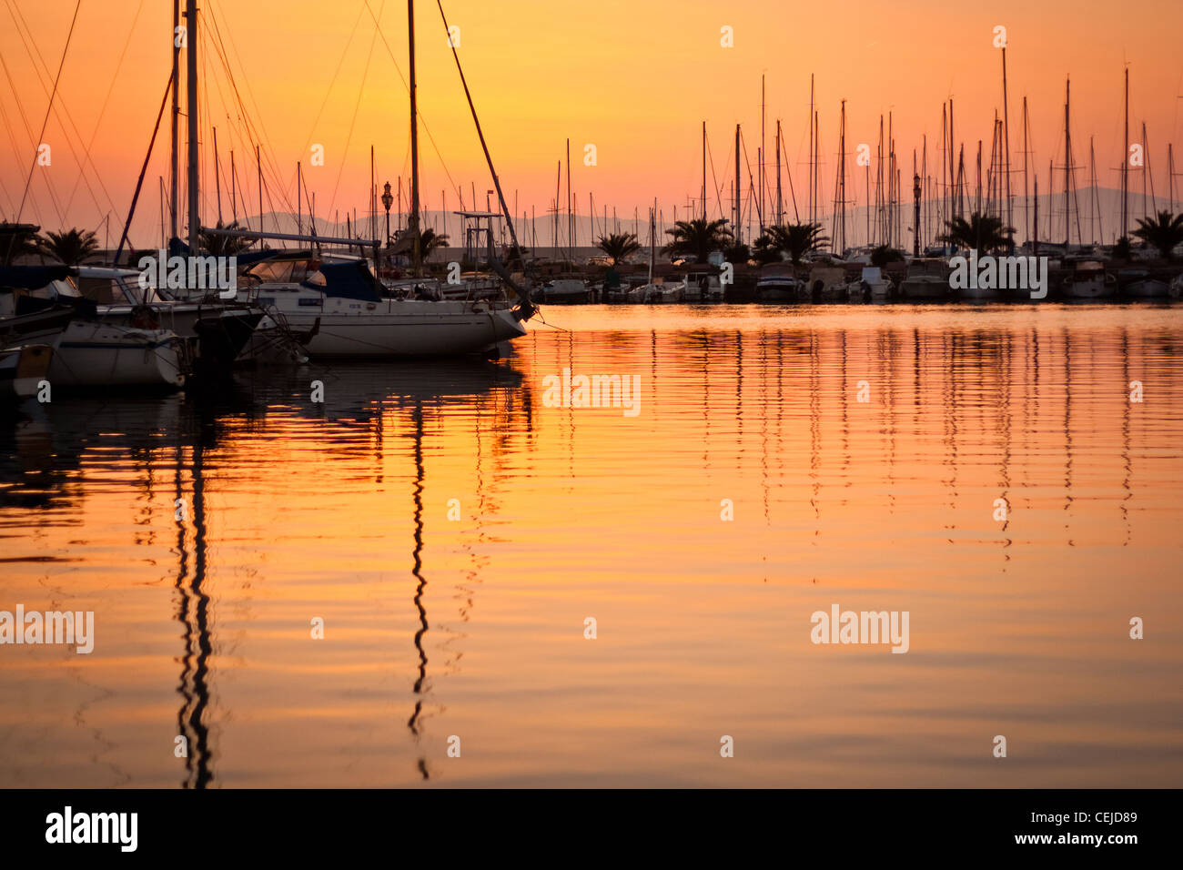 Barche a vela, tramonto, riflessioni, orizzontale Foto Stock