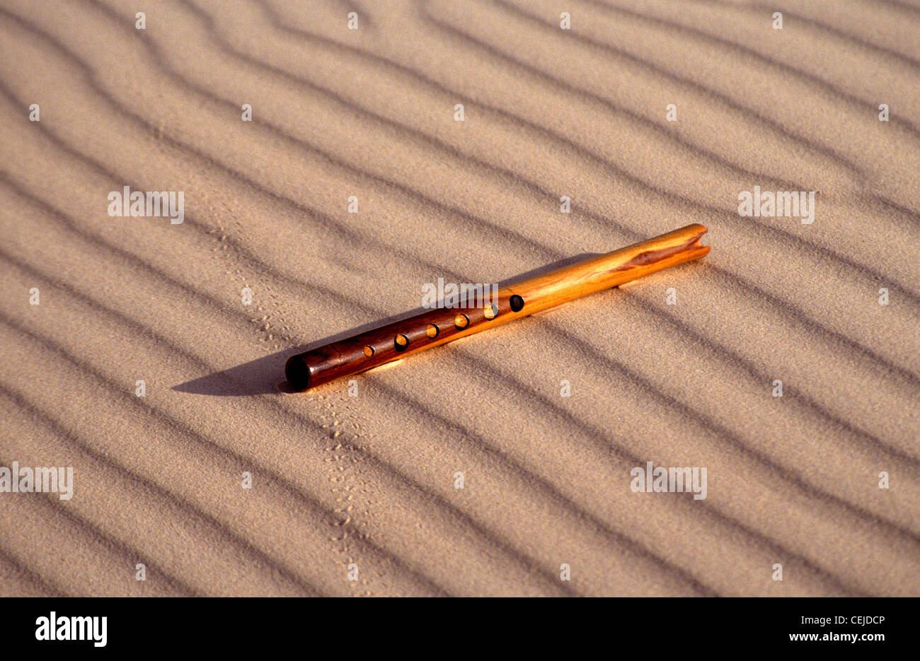 Desert dune di sabbia e chiudere fino di flauto in legno Foto Stock